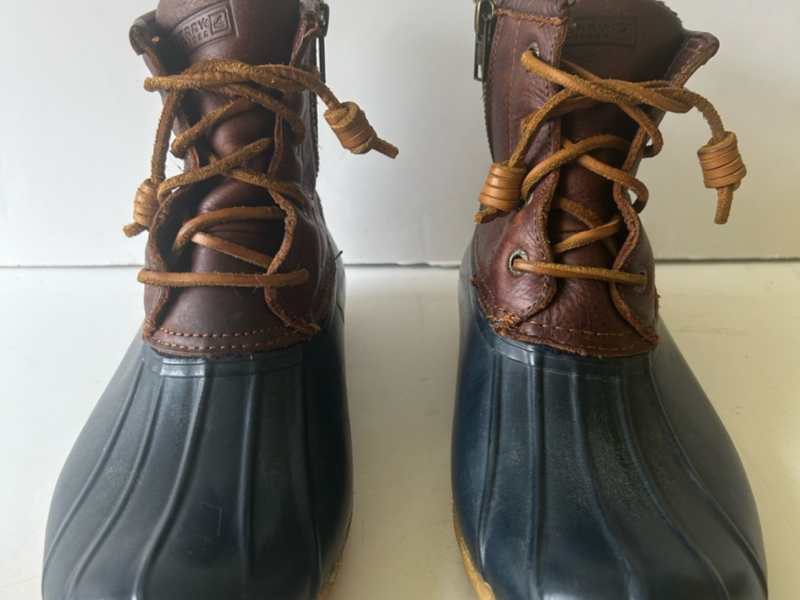 Preowned Sperry Saltwater Duck shoes women 8