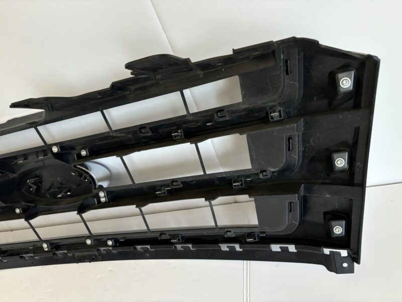 Ford Expedition Used front Grill -for mancave decor? Game room or shop?