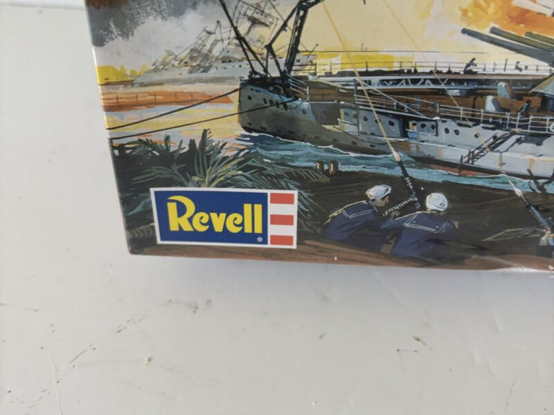Revell model Kit 133-pc USS Arizona Pearl Harbor commemorative