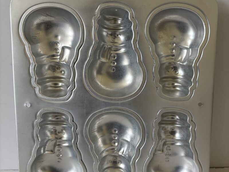 Aluminum baking mold for six mini snowmen