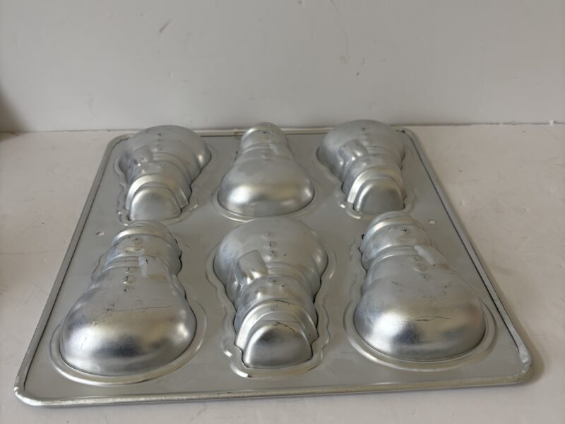 Aluminum baking mold for six mini snowmen