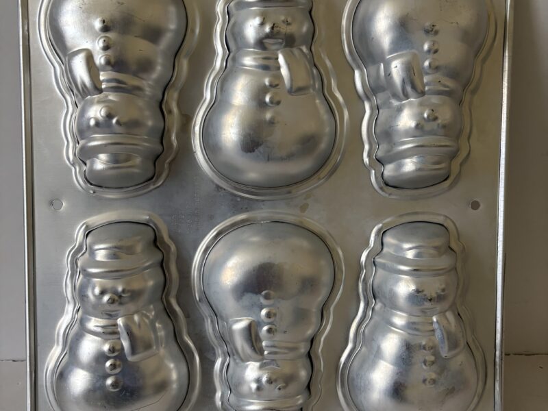 Aluminum baking mold for six mini snowmen