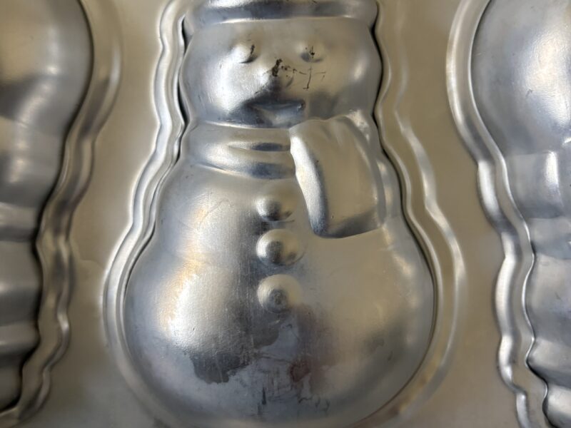 Aluminum baking mold for six mini snowmen