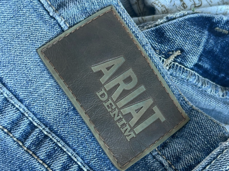 Ariat men relaxed straight leg denim pants 33/32