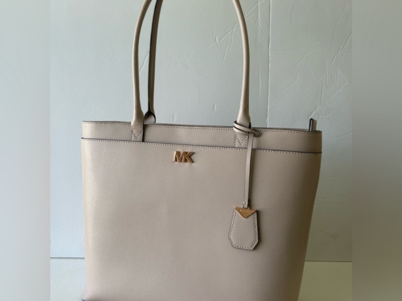 Michael Kors tote Rose gold hardware Has two sides with magnetic closure Has zippered closure Zippered laptop ?