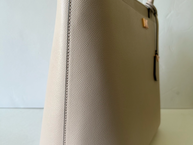 Michael Kors tote Rose gold hardware Has two sides with magnetic closure Has zippered closure Zippered laptop ?