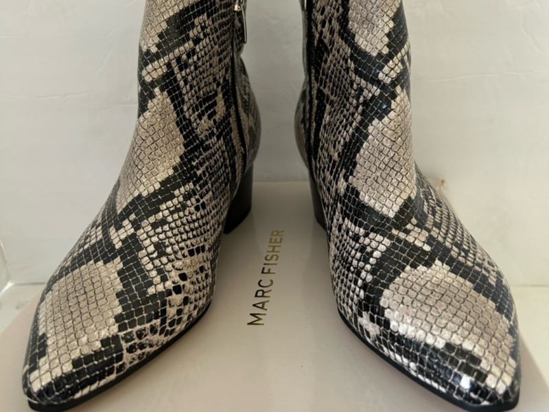 Preowned Marc Fisher Tammea 2ankle boots size 8M