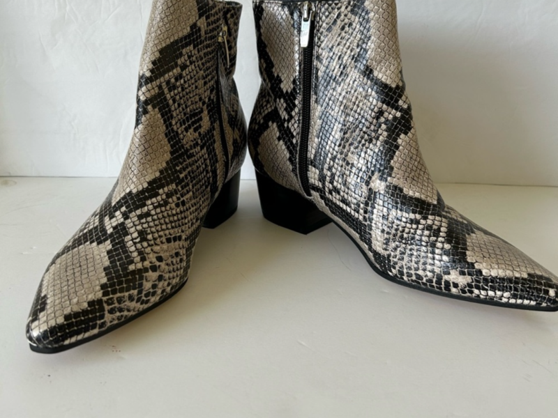 Preowned Marc Fisher Tammea 2ankle boots size 8M