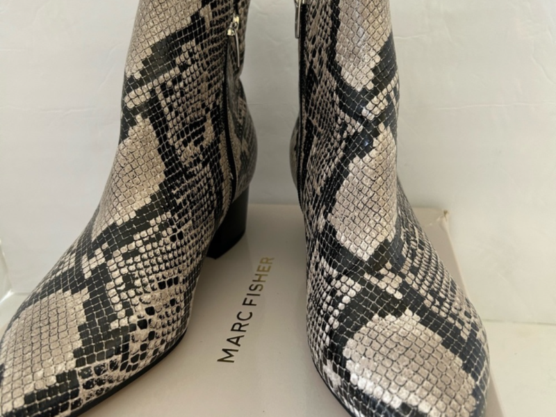 Preowned Marc Fisher Tammea 2ankle boots size 8M