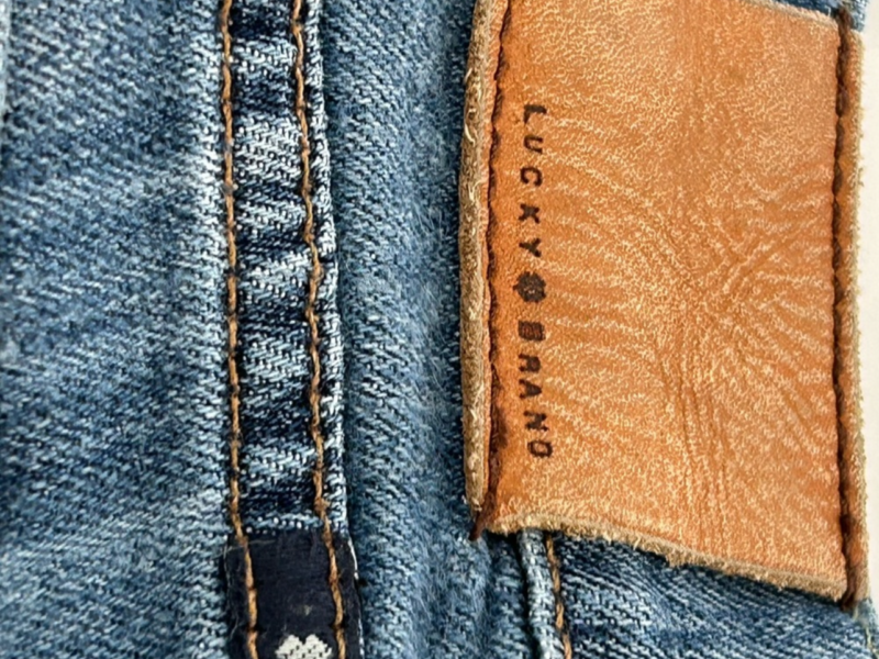 Preowned women Lucky Brand jeans size 6/28 Sweet ‘N Straight