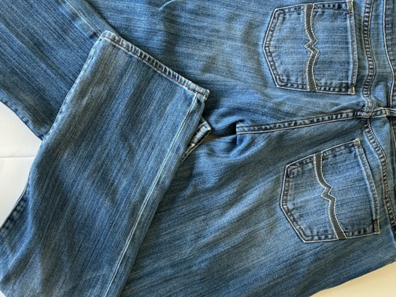 Preowned women Lucky Brand jeans size 6/28 Sweet ‘N Straight