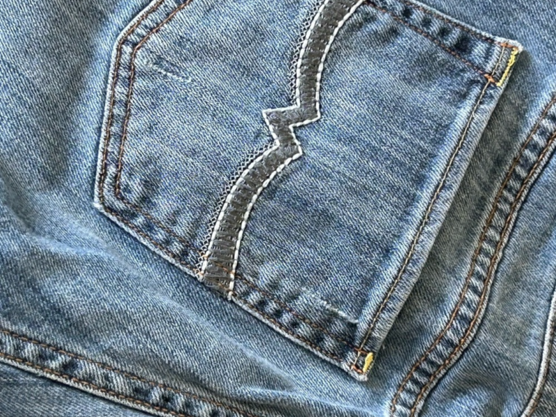 Preowned women Lucky Brand jeans size 6/28 Sweet ‘N Straight