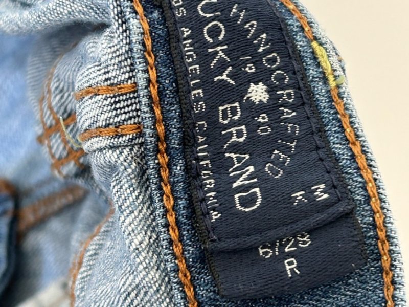 Preowned women Lucky Brand jeans size 6/28 Sweet ‘N Straight