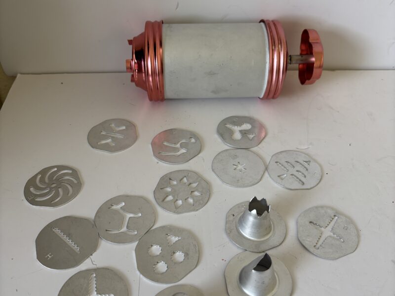 16-piece Pink aluminum cookie press