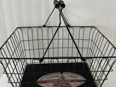 Wire basket with handle