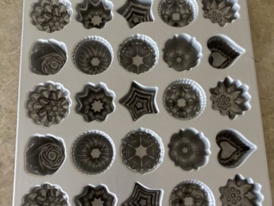 Nordic Ware heavy Bundt tea and candies mold 30 cavities