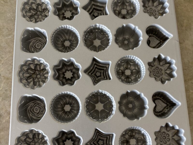 Nordic Ware heavy Bundt tea and candies mold 30 cavities
