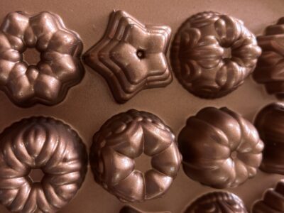 Nordic Ware heavy Bundt tea and candies mold 30 cavities
