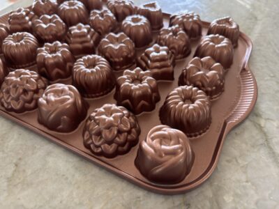 Nordic Ware heavy Bundt tea and candies mold 30 cavities