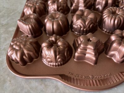 Nordic Ware heavy Bundt tea and candies mold 30 cavities