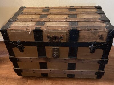 Antique steamer trunk with tray insert