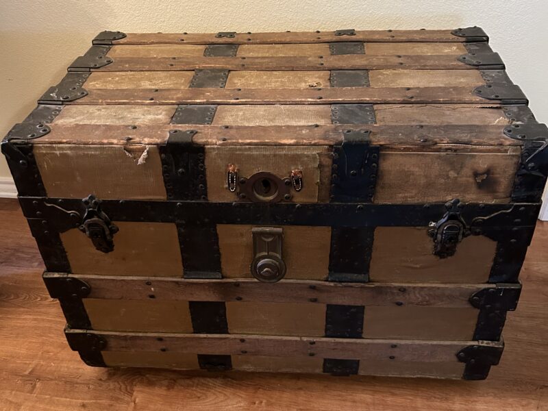 Antique steamer trunk with tray insert