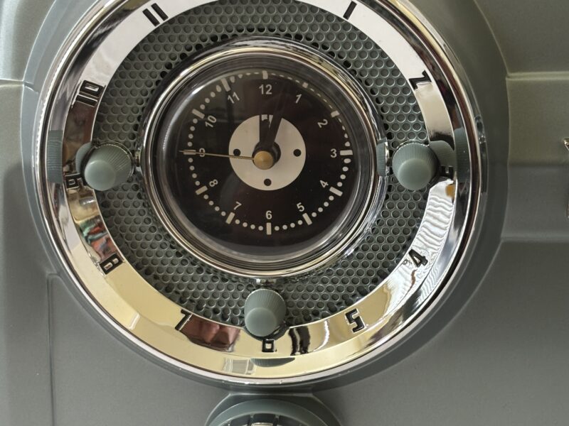 CROSLEY 1952 Coloradio Analog AM /FM Radio with Clock